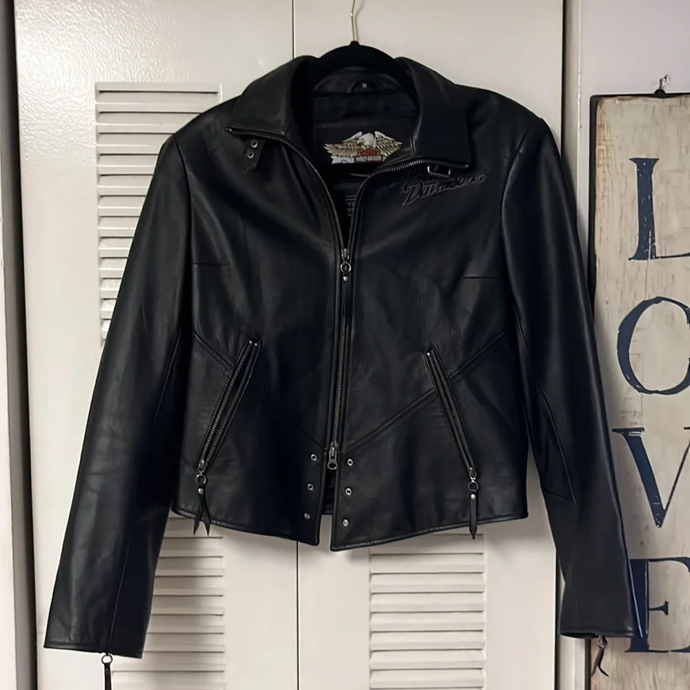 Authentic Harley Davidson black leather jacket.a little broken in its perfect. - Picture 3 of 5